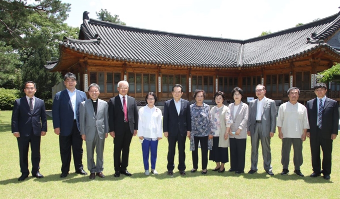 정세균 국무총리가 11일 서울 삼청동 총리공관에서 민주주의 발전 유공자 및 유족과 오찬을 하기에 앞서 기념촬영을 하고 있다. 연합뉴스