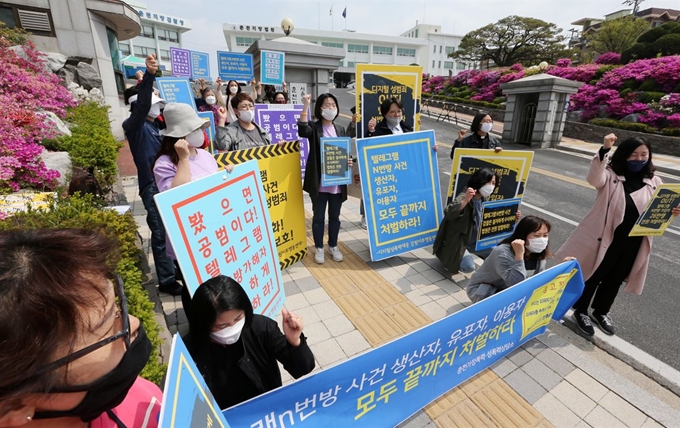 ’제2 n번방’을 운영하면서 여중생 등을 협박해 성 착취물을 제작ㆍ배포한 혐의로 기소된 닉네임 ‘로리대장태범’ 배모(19)군의 재판이 열린 지난달 1일 춘천지법 앞에서 강원도 내 50여개 단체로 구성된 ‘디지털성폭력대응 강원미투행동연대’ 회원들이 피켓을 들고 로리대장태범의 신상 공개와 엄벌을 촉구하고 있다. 연합뉴스