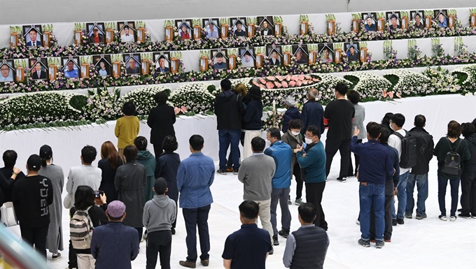 지난 4월 30일 오후 경기도 이천시 서희청소년문화센터에 차려지진 한익스프레스 물류창고 화재 합동분향소를 찾은 희생자 유가족들이 헌화를 하고 있다.이천=이한호 기자