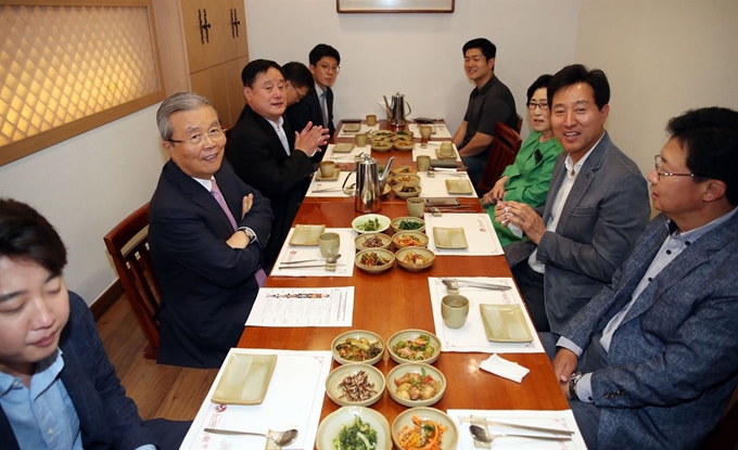 김종인 미래통합당 비상대책위원장이 11일 오후 서울 영등포구 여의도의 한 식당에서 서울 동북부지역 원외 당협위원장들과 오찬을 하고 있다. 연합뉴스