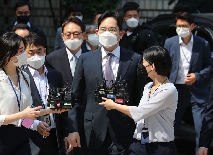 불법 경영 승계 의혹을 받는 이재용 삼성전자 부회장이 지난 8일 오전 서초구 서울중앙지방법원에서 열린 영장실질심사(구속 전 피의자 심문)에 출석하고 있다. 연합뉴스