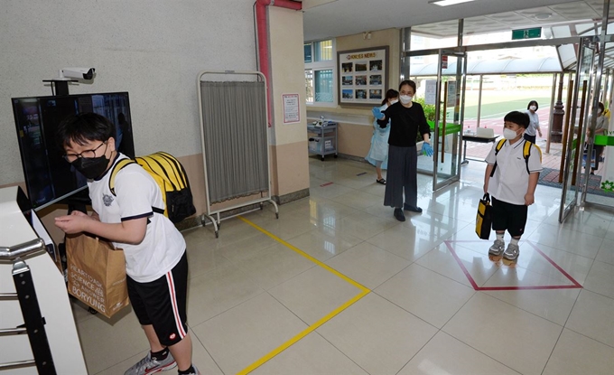 대구 중구 봉산동 경북대학교 사범대학 부설초등학교 학생들이 교실로 입실하기 전 발열체크를 하고 있다. 뉴시스