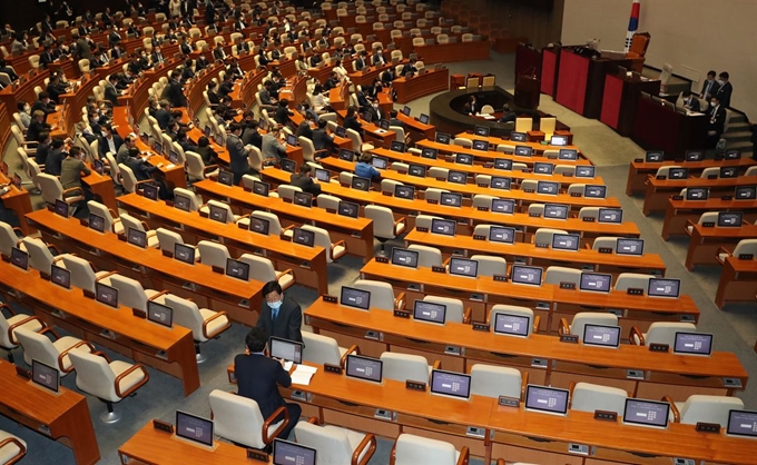 12일 국회 본회의에 각 정당 의원들이 참석한 가운데 미래통합당 김성원 원내수석부대표를 제외한 통합당 의원 전원이 불참한 모습이다. 연합뉴스