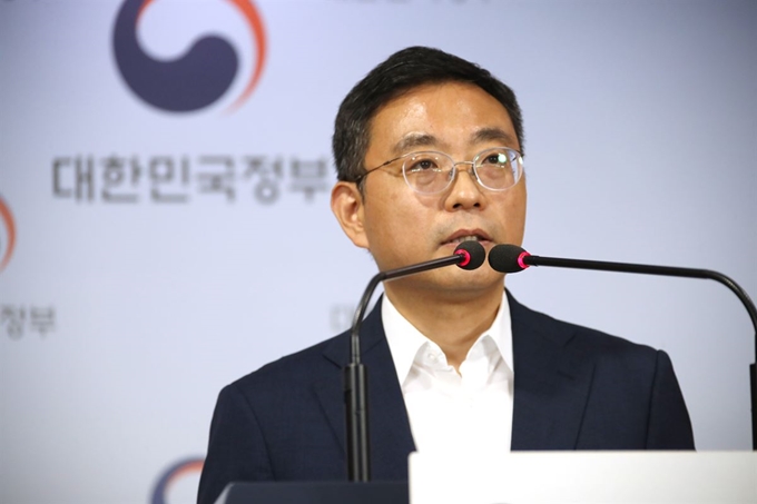 이태희 과학기술정보통신부 네트워크정책실장이 12일 정부서울청사에서 SK텔레콤이 2G 서비스를 폐지하기 위해 과기정통부에 신청한 기간통신사업 일부 폐지신청 건에 대해 이용자 보호조건을 부과하여 승인한다고 발표하고 있다. 연합뉴스