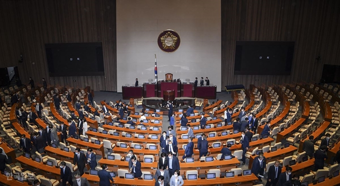 박병석 국회의장이 “국회 상임위 구성 안건을 15일에 처리하겠다”며 산회를 선포하자 의원들이 본회의장을 빠져나가고 있다. 이한호 기자