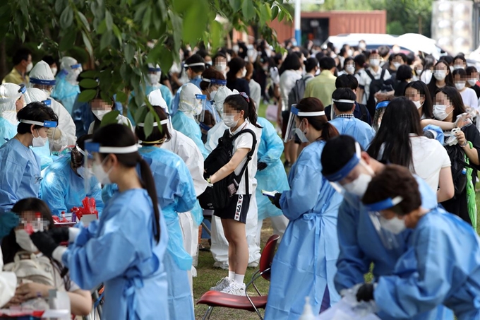 12일 신종 코로나바이러스 감염증(코로나19) 의심 환자가 나온 광주 남구 한 여자고등학교에서 전교생이 학년별로 교정에 모여 검사를 받고 있다. 연합뉴스