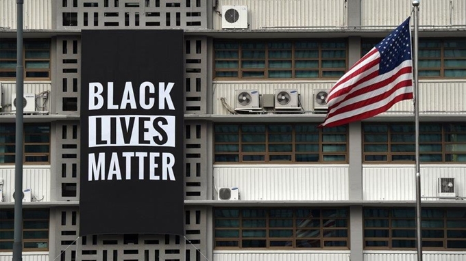 주한 미국대사관에 '흑인 목숨도 소중하다'(Black lives matter)란 대형 배너가 걸렸다. 주한미국대사관 트위터ㆍ연합뉴스