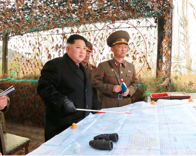 김정은 국무위원장이 2016년 11월 서해 백령도에서 가까운 마합도의 포병부대를 시찰하고 있다. 연합뉴스