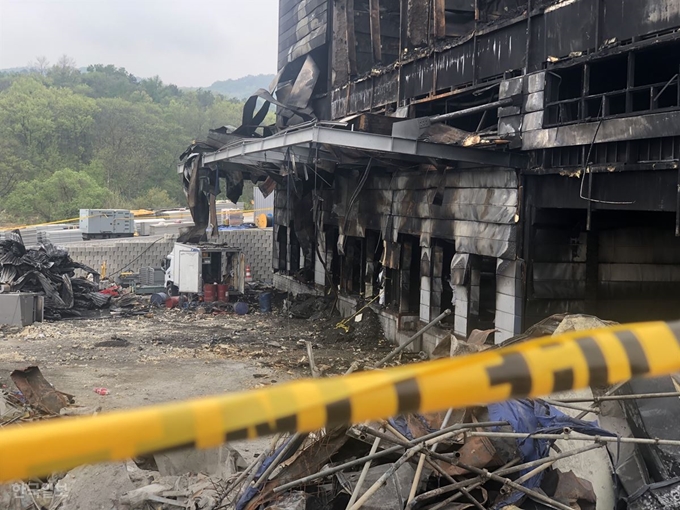 [저작권 한국일보]2일 오전 경기도 이천시 모가면 물류창고 화재 현장에서 경찰 과학수사요원들이 잔여 유해 수색을 위해 중장비를 동원, 건물 안에 남은 잔해물을 제거하고 있다. 이천=이승엽 기자