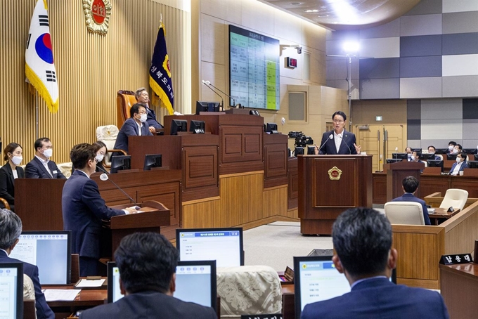 황병직 경북도의원이 최근 경북도의회 본회의장에서 이철우 도지사에게 풍기인삼엑스포에 공동 조직위원장을 맡아 줄 것을 요청하는 도정질문을 하고 있다. 경북도의회 제공