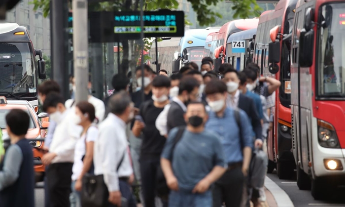 수도권에 집중된 신종 코로나바이러스 감염증(코로나19) 집단발병이 'n차 감염'의 고리를 타고 빠르게 확산하는 가운데 신규 확진자 중 치명률이 높은 60세 이상 고령층의 비율이 급증해 방역 및 환자 관리에 비상등이 켜졌다. 여기에다 감염경로가 명확하지 않은 이른바 '깜깜이 환자'도 갈수록 늘어나는 추세여서 방역당국으로서는 그야말로 '3중고'를 겪고 있다. 15일 서울 중구의 한 버스 정류장에서 마스크를 쓴 시민들이 출근을 서두르고 있다. 연합뉴스