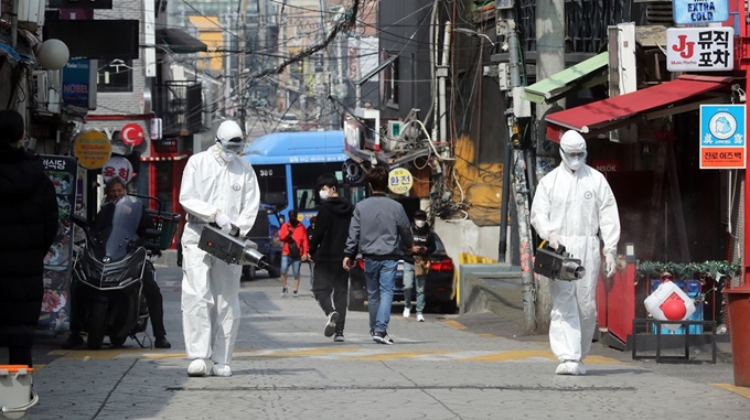 서울 용산구보건소 관계자들이 이태원 유흥밀집 거리를 방역하고 있다. 연합뉴스