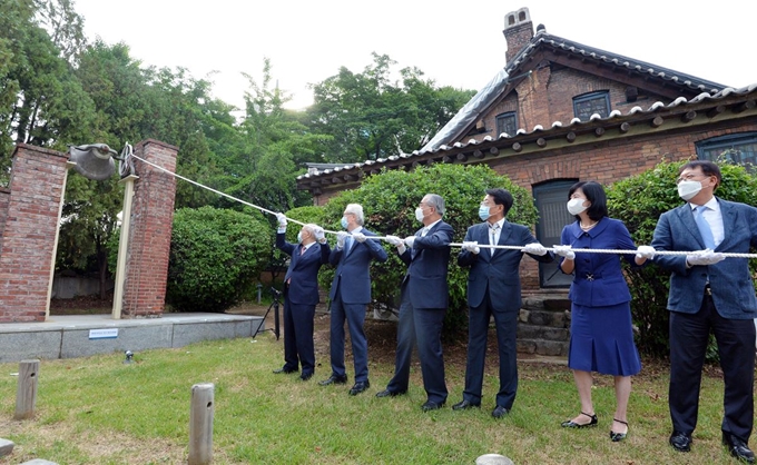 115일간 대구지역 신종 코로나바이러스 감염증(코로나19) 지역거점병원인 계명대학교 대구동산병원이 15일 재개원했다. 이날 의료선교박물관 종탑에서 정순모 학교법인 계명대학교 이사장, 신일희 계명대학교 총장, 김권배 동산의료원장 등이 재개원을 알리는 타종을 하고 있다. 뉴시스