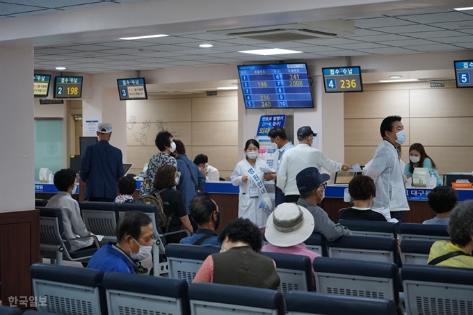 대구 중구 동산동 계명대 대구동산병원 외래접수처를 방문한 시민들과 이를 안내하는 직원들로 뒤섞여 분주한 모습을 보이고 있다. 김재현 기자 k-jeahyun@hankookilbo.com