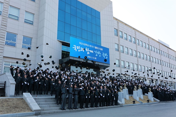 연지난 3월 5일 서울 노원구 육군사관학교에서 열린 ‘육사 제76기 졸업·임관식’에서 신임 소위들이 모자를 던지며 기념촬영 하고 있다. 육군 제공ㆍ연합뉴스