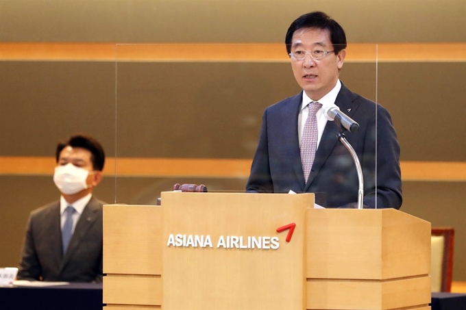 한창수 아시아나항공 사장이 15일 오전 서울 강서구 아시아나항공 본사에서 열린 제33기 임시주주총회에서 인사말을 하고 있다. 배우한 기자