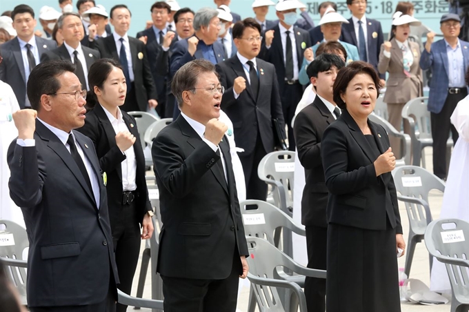 문재인 대통령과 김정숙 여사가 5월 18일 오전 광주시 동구 옛 전남도청 앞에서 열린 제40주년 5·18 민주화운동 기념식에 참석해 임을 위한 행진곡을 제창하고 있다. 광주=왕태석 선임기자