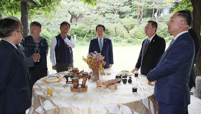 정세균(가운데) 국무총리가 20일 오후 서울 삼청동 총리공관에서 열리는 '신종 코로나바이러스 감염증(코로나19) 위기 극복을 위한 노사정 사회적 대화' 참석자들과 대화하고 있다. 연합뉴스