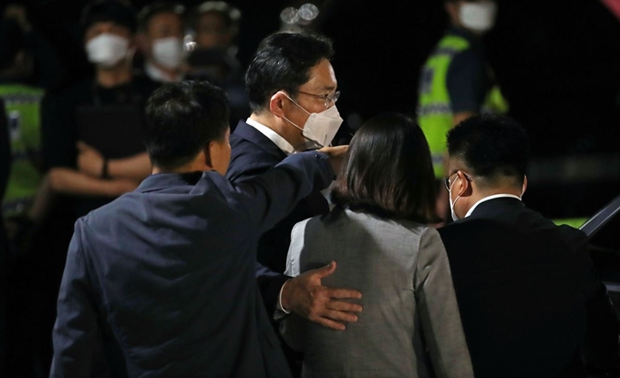 이재용 삼성전자 부회장이 삼성그룹 경영권 부당승계 혐의로 검찰이 청구한 구속영장이 기각된 9일 오전 대기 중이던 경기 의왕시 서울구치소를 나서고 있다. 연합뉴스