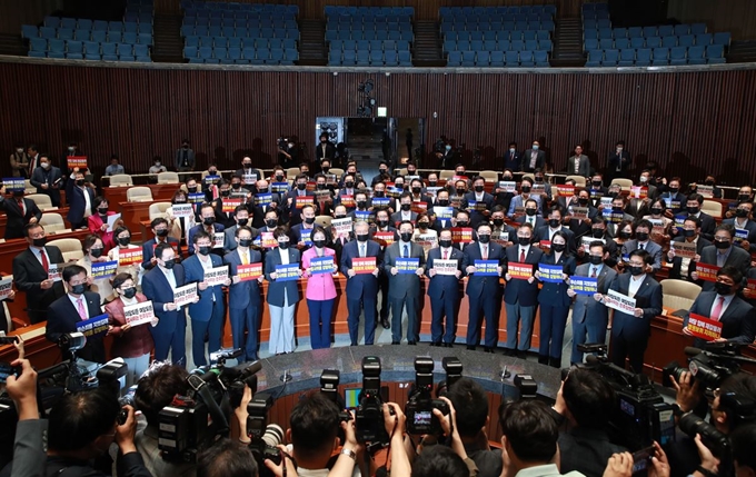 김종인 미래통합당 비상대책위원장과 주호영 원내대표 및 의원들이 15일 국회에서 열린 의원총회에서 여당을 규탄하는 구호를 외치고 있다. 연합뉴스