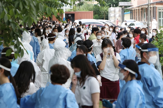 신종 코로나바이러스 감염증(코로나19) 의심 환자가 발생한 광주 남구의 한 여고에서 지난 12일 전교생이 학년별로 교정에 모여 진단검사를 받고 있다. 광주=연합뉴스