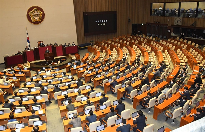 더불어민주당과 범여권 의원들이 15일 국회 본회의장에 참석한 가운데 법사위원장을 포함한 6개 상임위원장에 대한 선출을 앞두고 주호영 원내대표 만이 참석해 의사진행 발언을 하고 있다. 오대근 기자