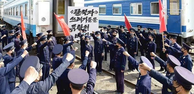 북한 노동당 기관지 노동신문은 12일 "동족대결에 환장이 된 인간쓰레기들을 영영 쓸어버릴 결의에 차 넘쳐있다"면서 평양객화차대에서의 사진을 공개했다. 평양 노동신문=뉴스1