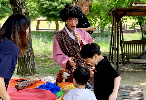 문경새재 과거급제 체험행사 프로그램에서 아이들이 도깨비와 미션게임을 즐기고 있다. 문경시 제공