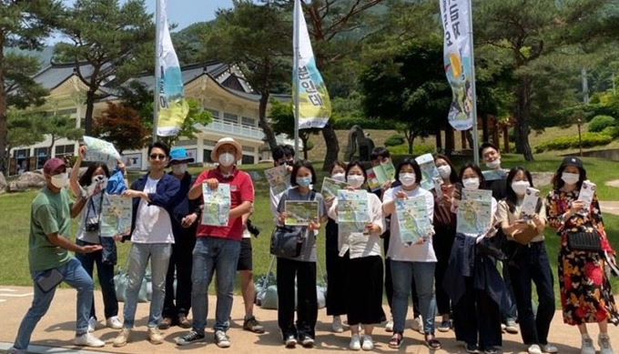 최근 문경새재를 찾은 관광객들이 모바일 미션게임을 끝내고 기념 촬영을 하며 즐거워하고 있다. 문경시 제공