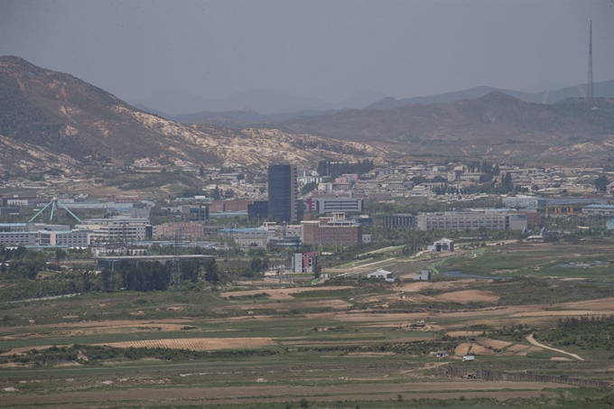 북한이 15일 오후 2시49분 개성 공동연락사무소 청사를 폭파했다. 사진은 2019년 5월 경기도 파주시 도라전망대 일대에서 바라본 개성공단 모습. 연합뉴스 자료사진