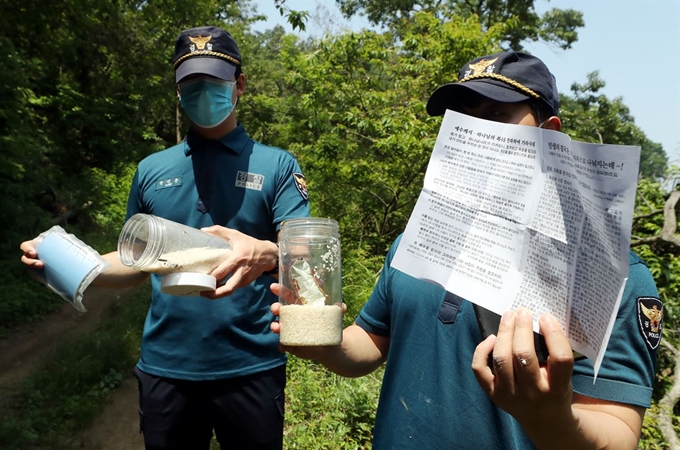 탈북민단체가 쌀 페트(PET)병을 북측에 보내겠다며 살포를 예고한 가운데 16일 오전 인천시 강화군 석모도 한 해안가에서 경찰이 과거 선교단체가 살포한 것으로 추정되는 쌀 페트병과 성경책 등을 수거하고 있다. 연합뉴스