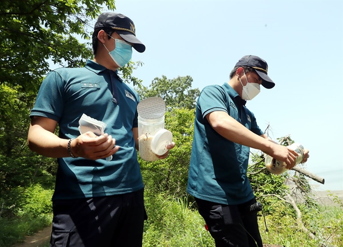 탈북민단체가 쌀 페트(PET)병을 북측에 보내겠다며 살포를 예고한 가운데 16일 오전 인천시 강화군 석모도 한 해안가에서 경찰이 과거 선교단체가 살포한 것으로 추정되는 쌀 페트병을 수거하고 있다. 연합뉴스