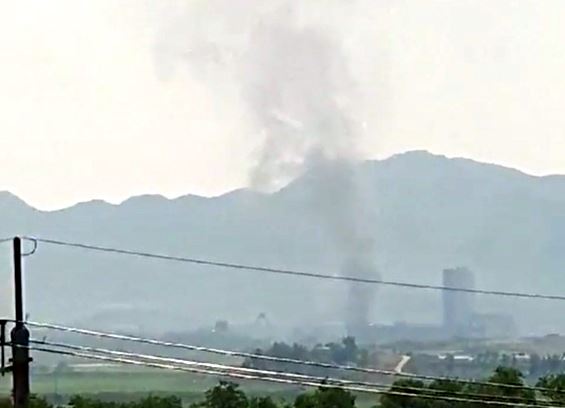 16일 오후 경기도 파주 대성동 자유의 마을에서 바라본 개성공단에서 검은 연기가 피어오르고 있다. 연합뉴스