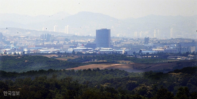 연무에 휩싸인 개성공단남북관계가 악화된 가운데 16일 오후 파주시 군남면 송악산에서 바라 본 개성공단이 연무에 휩쌓인 채 정적이 흐르고 있다. 2016년 2월부터 가동이 완전 중단된 채로 4년 4개월여가 지났다. 파주= 고영권기자