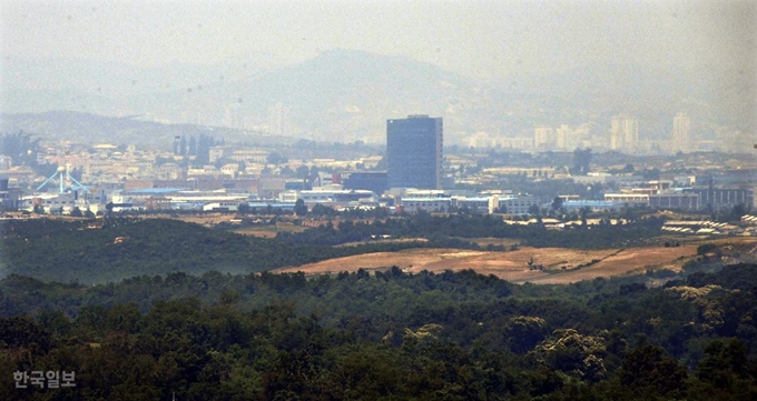 연무에 휩싸인 개성공단남북관계가 악화된 가운데 16일 오후 파주시 군남면 송악산에서 바라 본 개성공단이 연무에 휩쌓인 채 정적이 흐르고 있다. 2016년 2월부터 가동이 완전 중단된 채로 4년 4개월여가 지났다. 파주= 고영권 기자