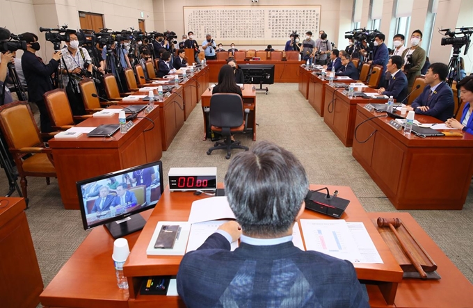 16일 국회 법제사법위원회 첫 전체회의에 상임위 강제 배정에 항의하는 미래통합당 의원들이 불참해 좌석들이 비어있다. 연합뉴스