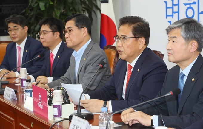 북한이 개성공단 남북연락사무소를 폭파한 16일 국회에서 미래통합당 박진 당 외교안보특별위원장이 발언하고 있다. 오른쪽부터 조태용 의원, 박진, 신원식, 지성호, 배준영 의원. 연합뉴스