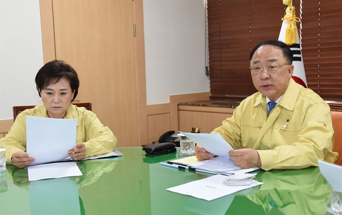 홍남기 경제부총리 겸 기획재정부 장관이 17일 서울 광화문 정부서울청사에서 관계장관회의(녹실회의)에 참석해 최근 부동산 시장 동향을 점검하고 대응 방안을 논의하고 있다. 기획재정부 제공