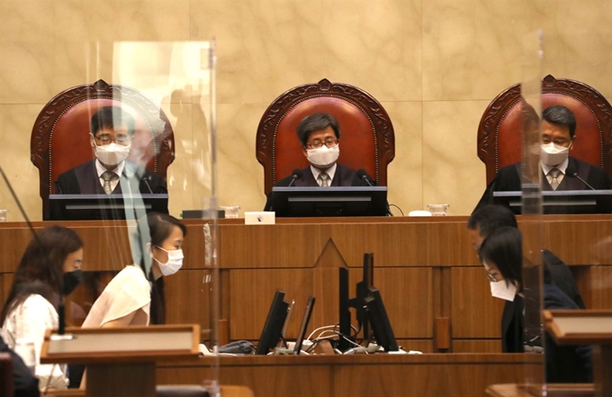 17일 오후 서울 서초구 서초동 대법원 대법정에서 열린 현대기아차 '산재 사망 근로자 유족 특채' 사건에 대한 전원합의체 공개변론에서 김명수 대법원장 등이 자리에 앉아 있다. 코로나19 예방을 위해 설치된 가림막과 마스크가 눈길을 끈다. 2연합뉴스