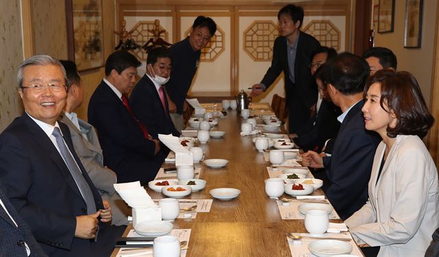 미래통합당 김종인 비상대책위원장이 17일 서울 여의도의 한 식당에서 열린 김 위원장 주재 서울 남부권 당협위원장 오찬에서 발언하고 있다. 연합뉴스