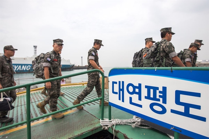 2017년 8월 9일 인천 중구 연안여객터미널에서 해병대 대원들이 연평도 입도를 위해 승선하고 있다. 북한이 우리 군이 서해에서 펼친 군사작전을 비난하며 “백령도나 연평도는 물론 서울까지도 불바다로 만들게 될 것”이라고 밝히는 등 연일 대북 긴장이 고조되고 있다. 뉴스1