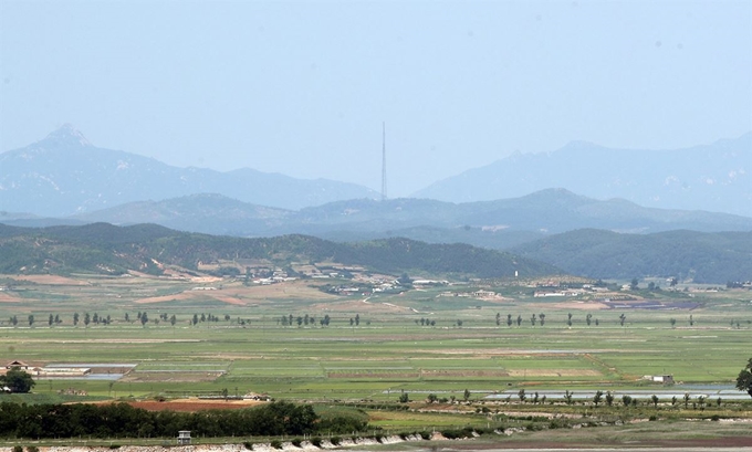 17일 인천시 강화군 평화전망대에서 바라 본 북한 황해북도 개풍군 마을 너머로 개성통신탑이 보이고 있다. 북한은 지난 16일 개성 남북공동연락사무소를 폭파했다. 연합뉴스