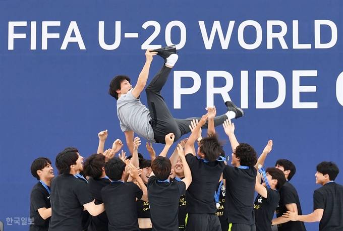 2019 국제축구연맹(FIFA) U-20 월드컵에서 준우승을 차지한 한국축구대표팀 환영행사에서 선수들이 정정용 감독을 헹가레 치고 있다. 홍인기 기자