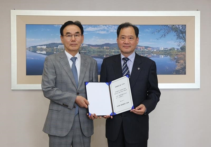 이상배(왼쪽) 신임 총동창회장이 17일 김수복 총장에게 발전기금을 전달하고 있다. 단국대 제공