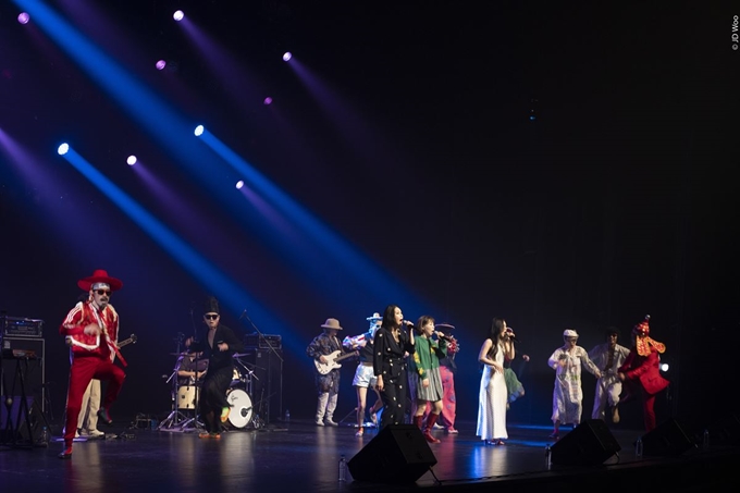 11일 서울 강남구 역상동 LG아트센터에서 이날치와 앰비규어스 댄스 컴퍼니가 공연하고 있다. LG아트센터 제공