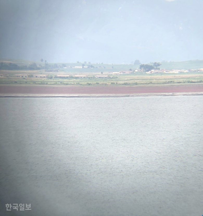 [저작권 한국일보]인천시 강화군 교동면 망향전망대 망원경으로 바라 본 북한 모습 사진. 김영훈 기자