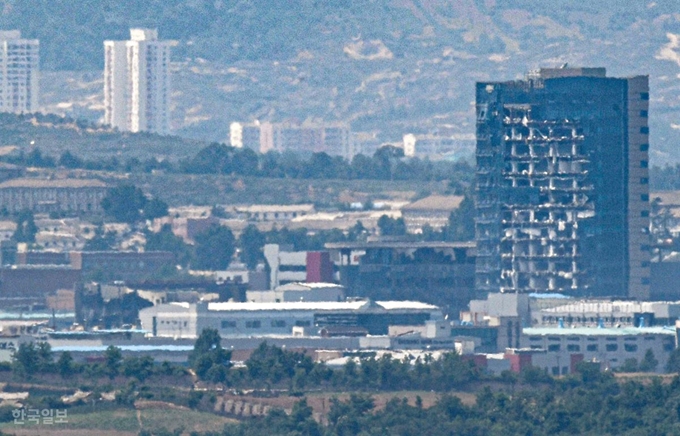 북한이 남북공동연락사무소를 폭파한 지 하루 뒤인 17일 경기 파주 접경지에서 개성공단의 모습이 관측됐다. 폭파된 남북연락사무소는 까맣게 전소돼 기둥만 남았고 15층 높이의 개성공단 종합지원센터는 외벽이 무너져 내리고 유리가 파손됐다. 파주=배우한 기자