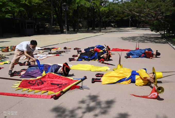 10일 오전 서울 덕수궁 중화문 앞에서 수문장 교대식 출연진이 복장과 장비를 펼치고 바닥에 누워 포즈를 취하고 있다. 정준희 인턴기자