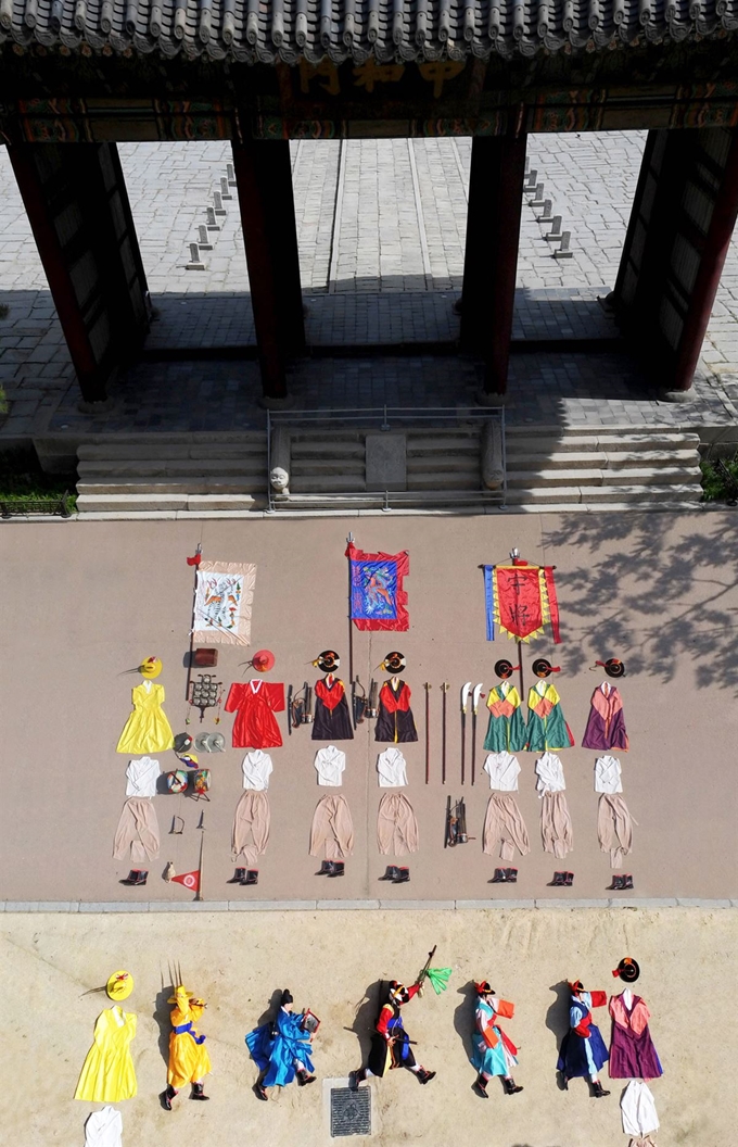 10일 오전 서울 덕수궁 중화문 앞에서 수문장 교대식 출연진이 복장과 장비를 펼친 후 바닥에 누워 포즈를 취하고 있다. 서재훈 기자