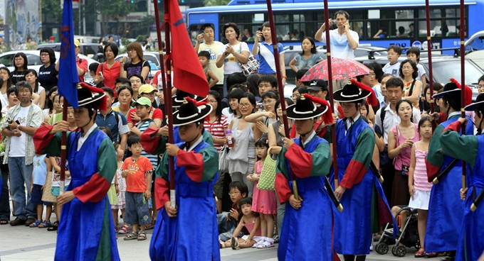 서울 중구 덕수궁 대한문 앞에서 시민들이 수문장 교대의식을 지켜보고 있다. 한국일보 자료사진